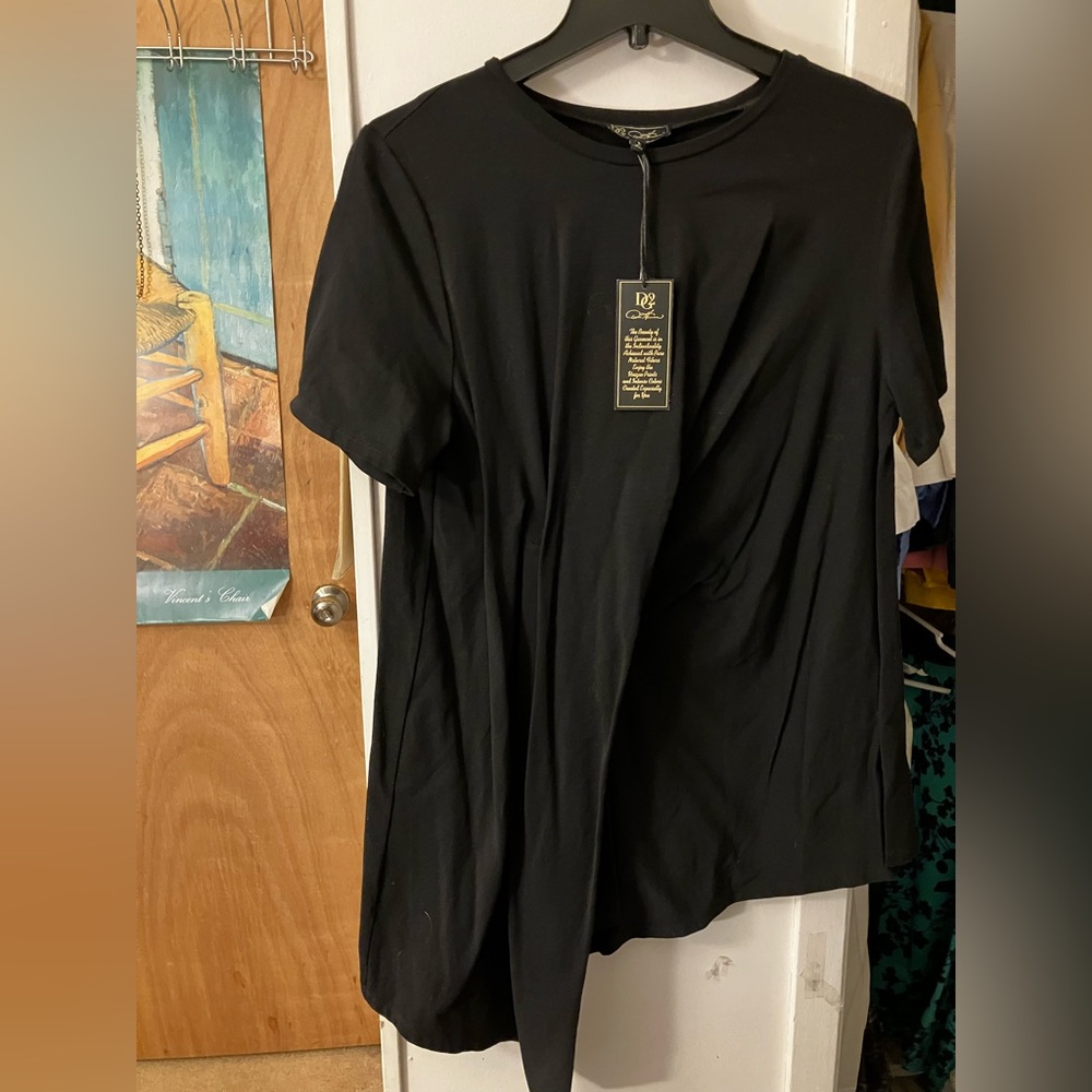 4/$20 Diane Gilman Black Asymmetrical Twist Tee Top